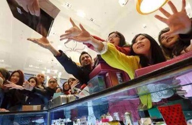激情肏援交美女小屄视频中国人依然爱赴日旅游 消费已由爆买转向网购